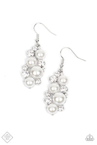 Paparazzi Paparazzi - Fond of Baubles - White Pearl Earring Earrings
