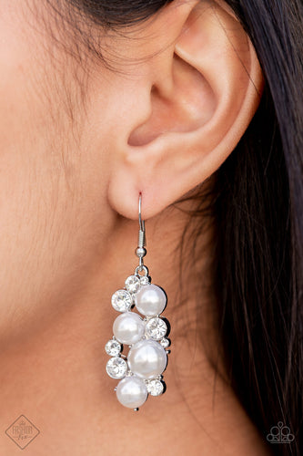 Paparazzi Paparazzi - Fond of Baubles - White Pearl Earring Earrings