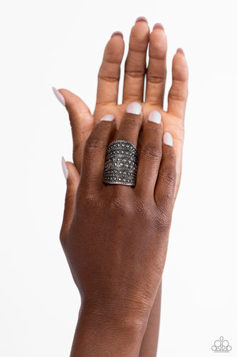 Paparazzi - Diamondback Bravado - Silver Ring