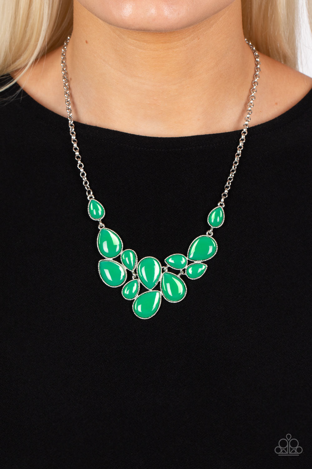 Paparazzi - Keeps GLOWING and GLOWING - Green Necklace